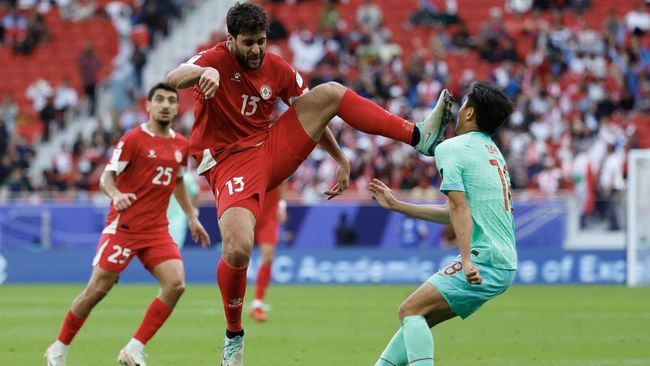 Wasit Piala Asia 2023 kembali menjadi sorotan karena tidak memberikan kartu merah kepada pemain Lebanon yang melepaskan tendangan kungfu ke wajah lawan.