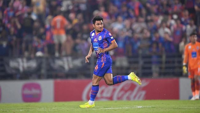 Instagram Port FC mengunggah momen bek Timnas Indonesia Asnawi Mangkualam saat menjalani debut di Liga Thailand, Rabu (14/2) malam WIB.