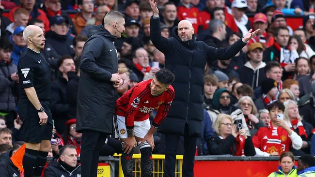 Kabar buruk menimpa Manchester United karena Lisandro Martinez mengalami cedera yang berpotensi membuatnya absen selama dua bulan.