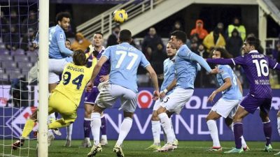 Fiorentina dan AS Roma berkejar-kejaran demi tiket ke pentas Eropa musim depan, sementara Lazio terpeleset dan tertinggal dari dua rivalnya.