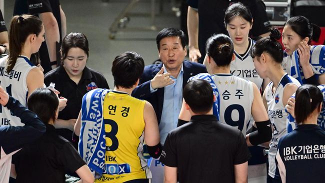 Pelatih IBK Altos Kim Ho Chul minta maaf usai timnya gagal naik ke peringkat keempat untuk menempel Red Sparks di Liga Voli Korea.