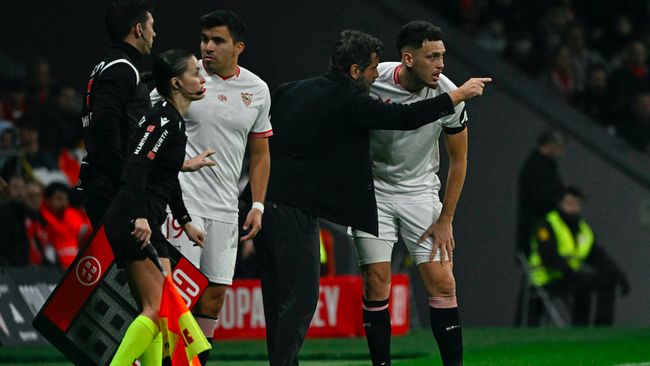 Video pemain Sevilla Lucas Ocampos marah gara-gara bokongnya dicolek oleh seorang suporter remaja saat melawan Rayo Vallecano di Liga Spanyol viral.