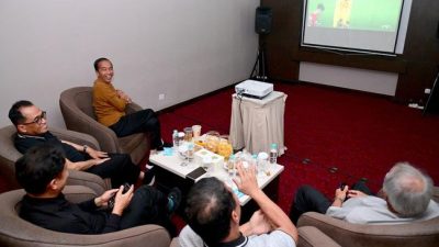 Presiden Jokowi langsung menelepon Ketua Umum PSSI Erick Thohir usai Timnas Indonesia mengalahkan Vietnam 3-0 pada ajang Kualifikasi Piala Dunia 2026.