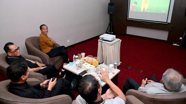 Presiden Jokowi langsung menelepon Ketua Umum PSSI Erick Thohir usai Timnas Indonesia mengalahkan Vietnam 3-0 pada ajang Kualifikasi Piala Dunia 2026.
