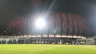 Pemain seleksi tahap kedua Timnas Indonesia U-16 bertumbangan saat menjalani tes fisik di lapangan latihan Jakarta Internasional Stadium (JIS).